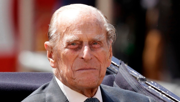 ترودو در حالیکه شاهزاده فیلیپ آرام گرفت ، جایزه دوک ادینبورگ را اهدا کرد